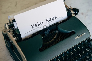 Typewriter with Fake News written on paper.
